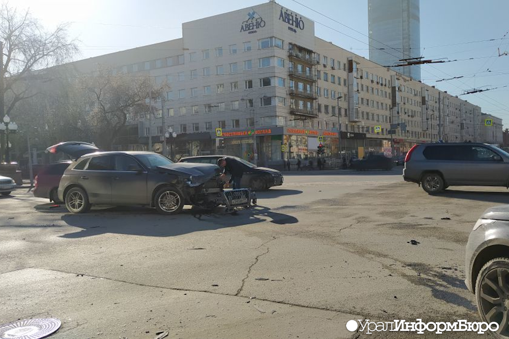 Свежие новости е1 екатеринбург происшествия сегодня. Авария на улице Челюскинцев сегодня. Авария на Челюскинцев Екатеринбург сегодня. Екатеринбург ДТП Челюскинцев. ДТП на Челюскинцев Екатеринбург сегодня.