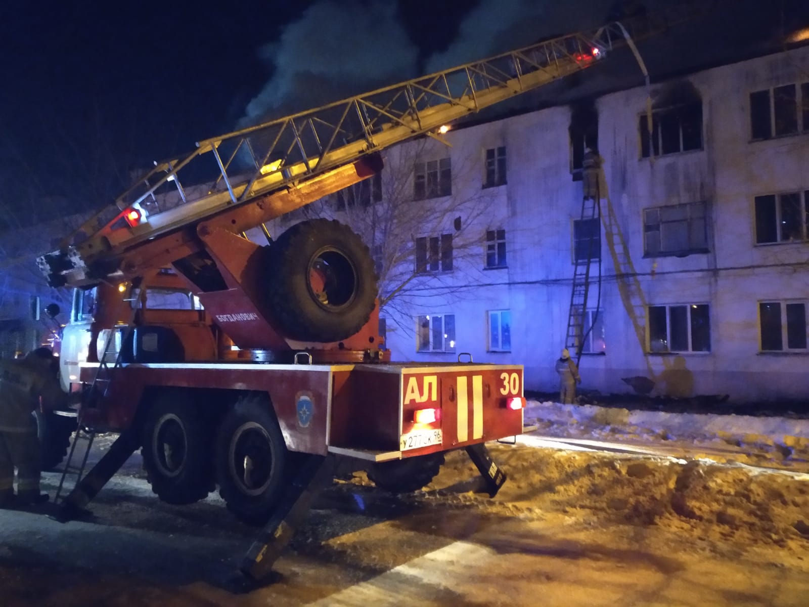 Пожар уничтожил четыре квартиры в жилом доме на Урале