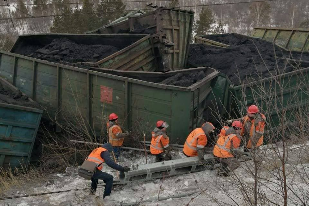 Волгоград сход вагонов. Сыростан хребет сход вагонов. Сход вагонов Златоуст.