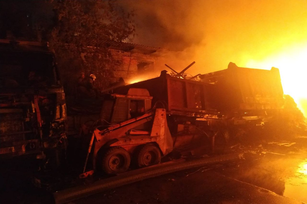 Пожарные почти 6 часов тушили ангар с машинами на востоке Екатеринбурга
