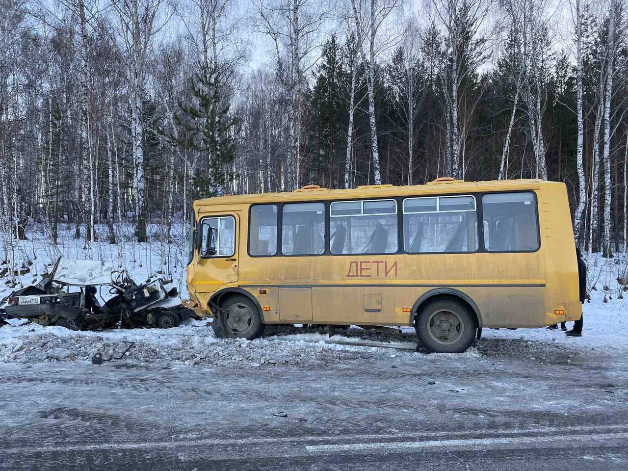 В Челябинской области в ДТП со школьным автобусом погибли женщина и ребенок