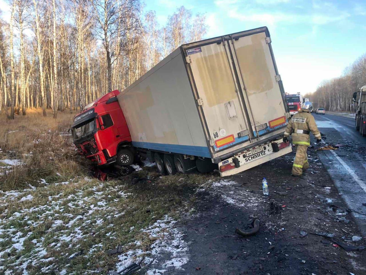 Жуткое ДТП с фурой в Тюменской области – одна из машин сгорела