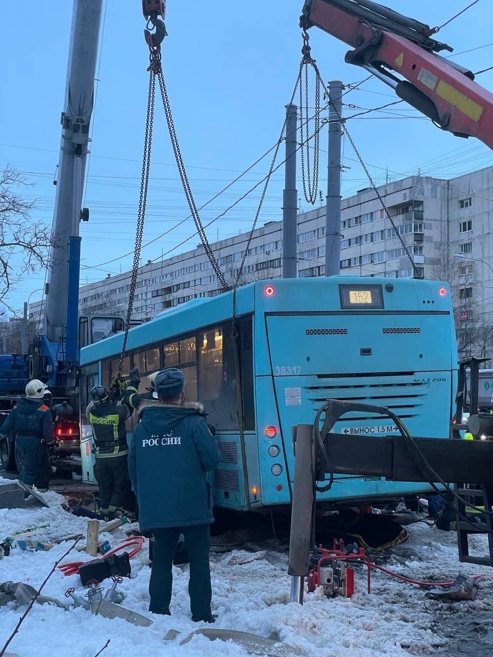 В Санкт-Петербурге рейсовый автобус въехал в толпу пешеходов на тротуаре