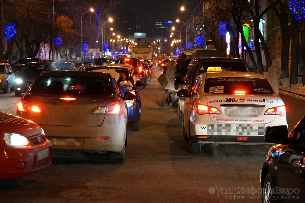 Движение на дорогах Екатеринбурга вновь парализовано