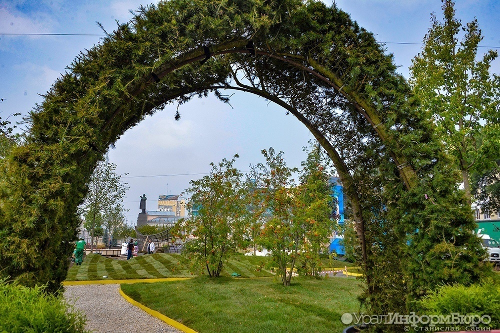 На главной площади Екатеринбурга начали разбивать сады
