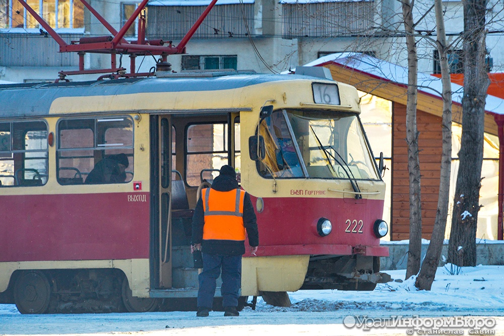 В Екатеринбурге трамваи простояли 33 часа из-за машин на путях