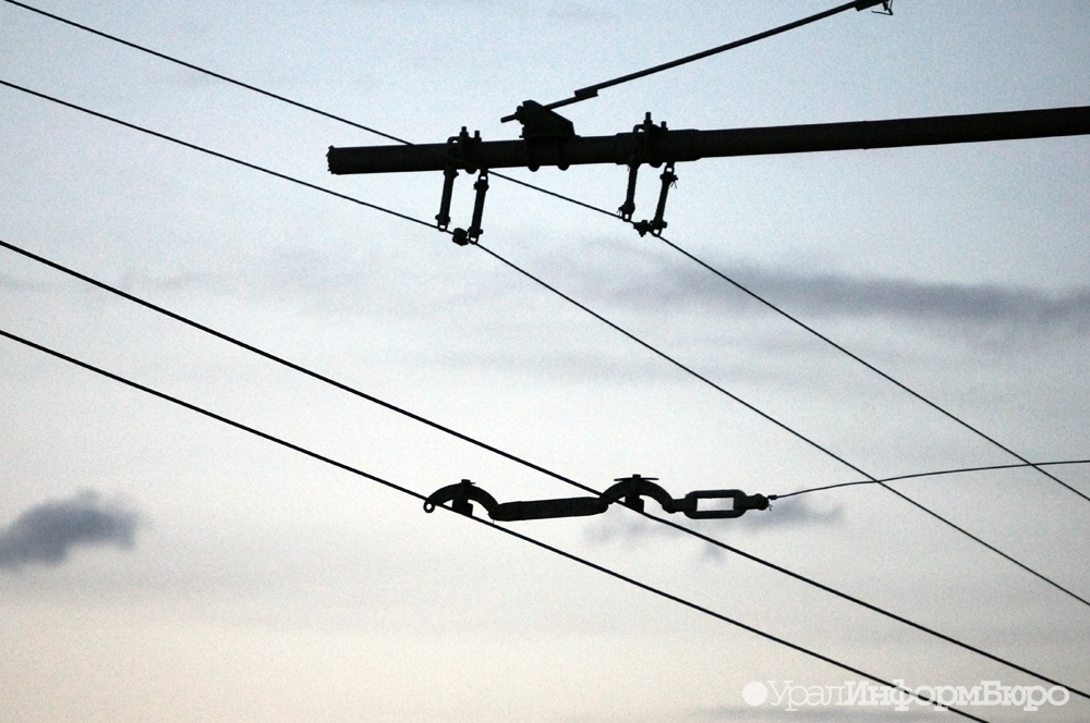 В центре Екатеринбурга починили контактную сеть троллейбусов, но провода сразу же порвались в другой части города