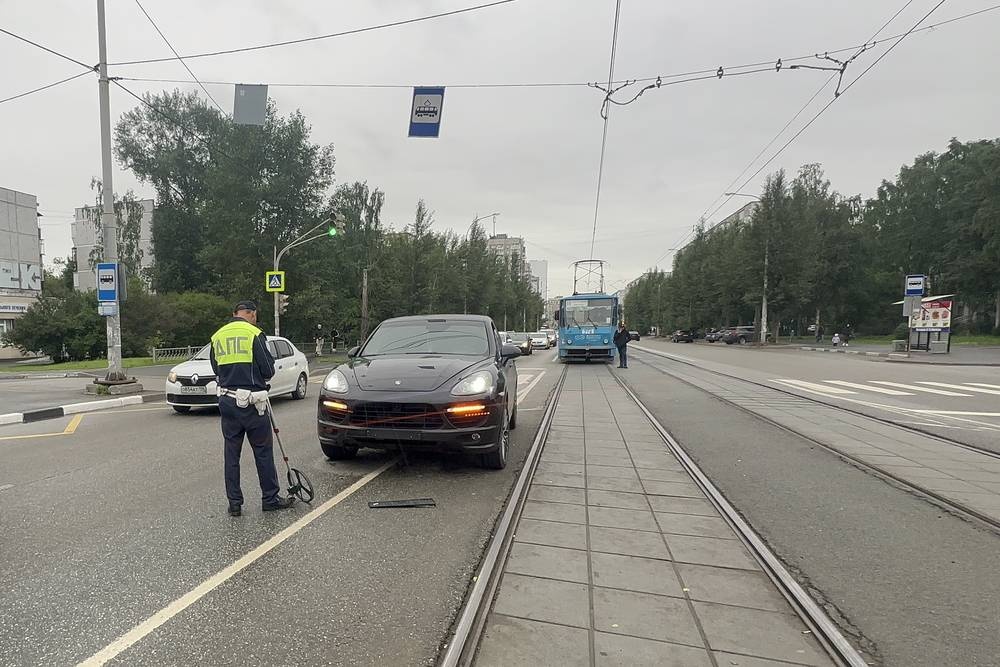 Иномарка с блатными номерами сбила двух детей в Екатеринбурге