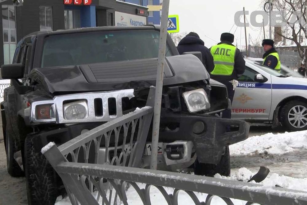В Екатеринбурге Hummer и Hyundai Getz не поделили дорогу