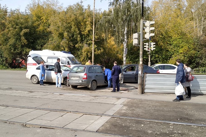 Массовое ДТП на Блюхера парализовало движение во Втузгородке 