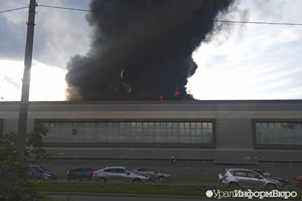 В районе НПО автоматики в Екатеринбурге произошел крупный пожар