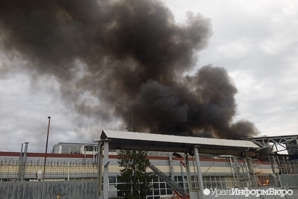 Санврачи советуют не выходить на улицу из-за пожара на НПО автоматики в Екатеринбурге