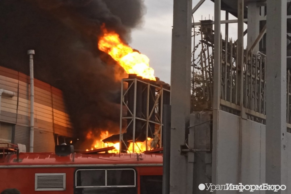 Кровля цеха обрушилась в результате крупного пожара в Екатеринбурге 