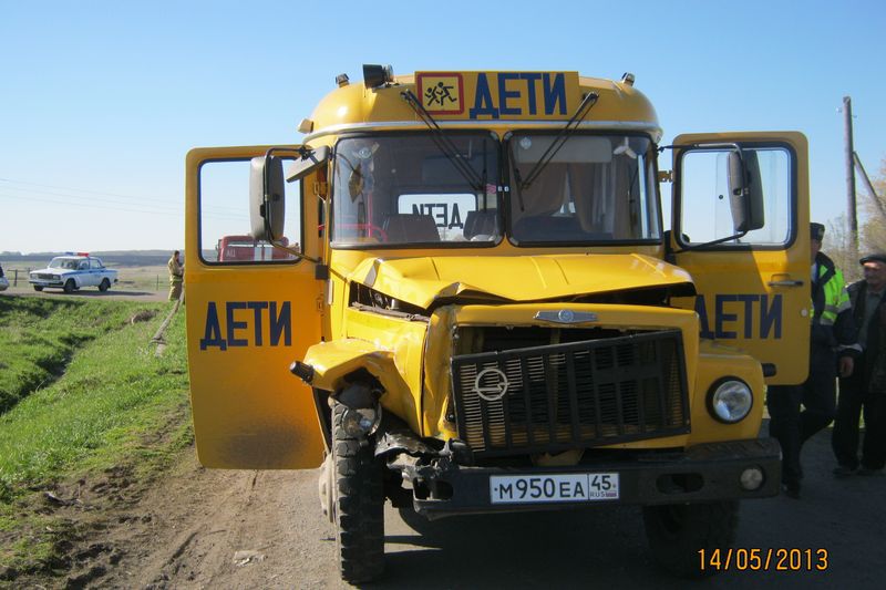 Автобусы шадринск 6. Трактор автобус. Авария КАВЗ школьный. Трактора Грузовики автобусы. Школьные автобусы в Шадринске.