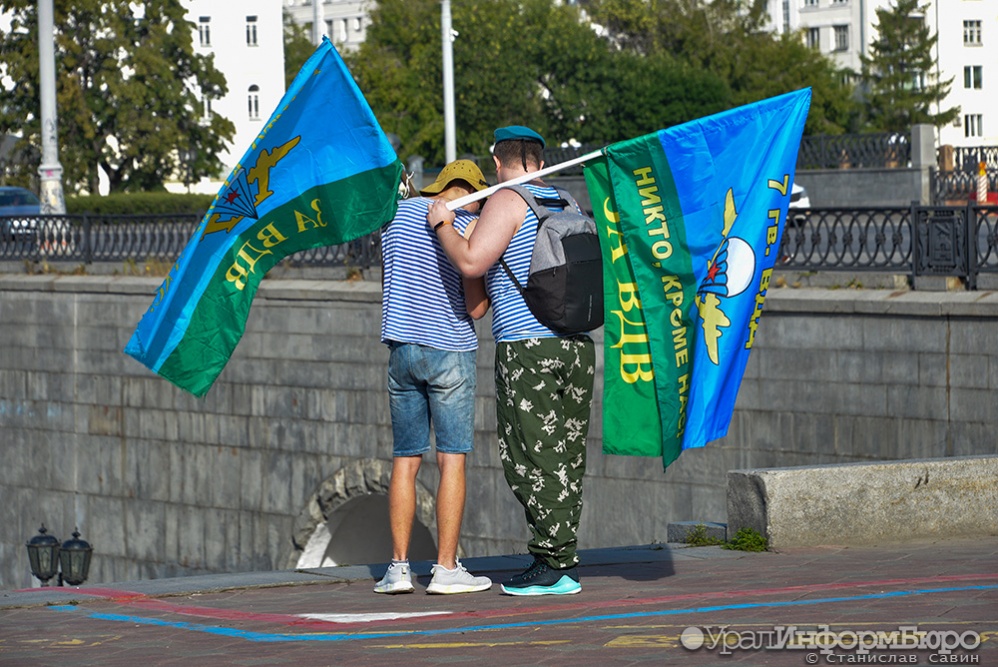 Прыжки с парашютом и отключенные фонтаны: в Екатеринбурге празднуют День ВДВ