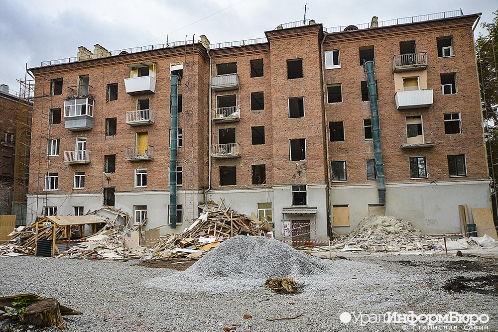 Всё только вручную: показываем, как разбирают дом у филармонии в Екатеринбурге