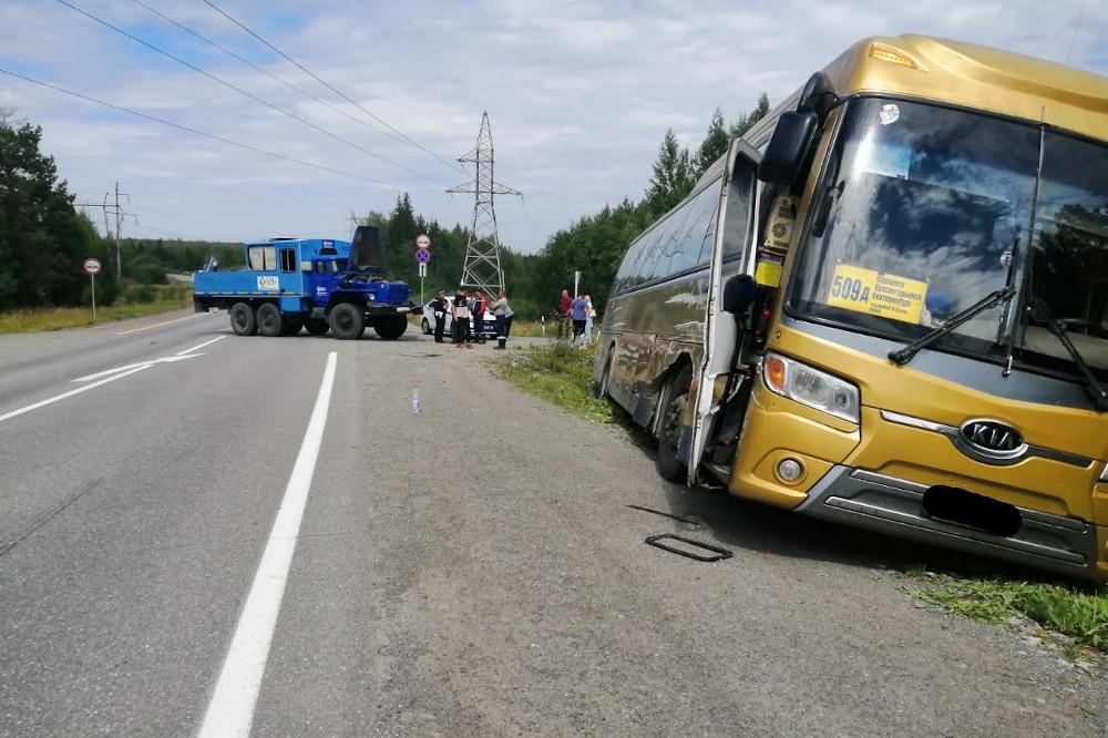 Запрещенный маневр: под Серовом автобус протаранил попутный 