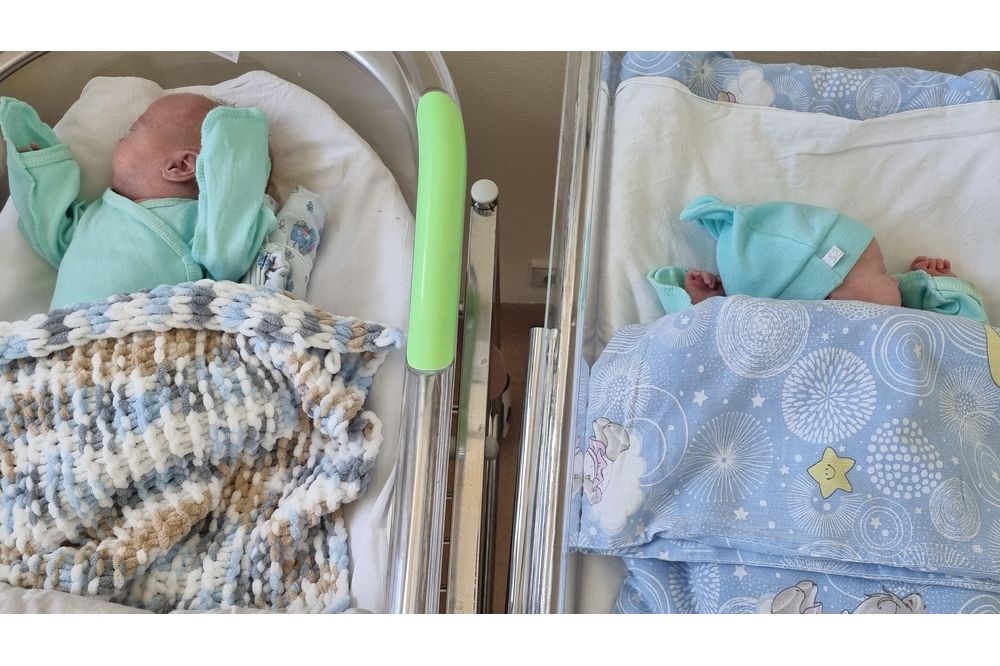 Врачи свердловской ОДКБ выходили близнецов, весивших при рождении не больше килограмма