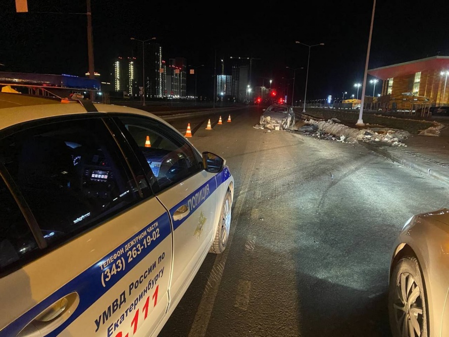 Серьезное ДТП в Екатеринбурге: женщина вылетела через лобовое стекло и погибла