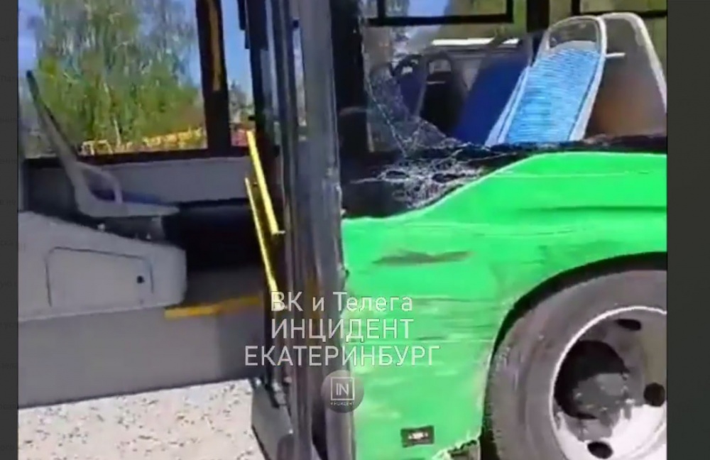 Кругом осколки стекла и кровь: полный людей автобус врезался в стоящую "Газель" в Екатеринбурге