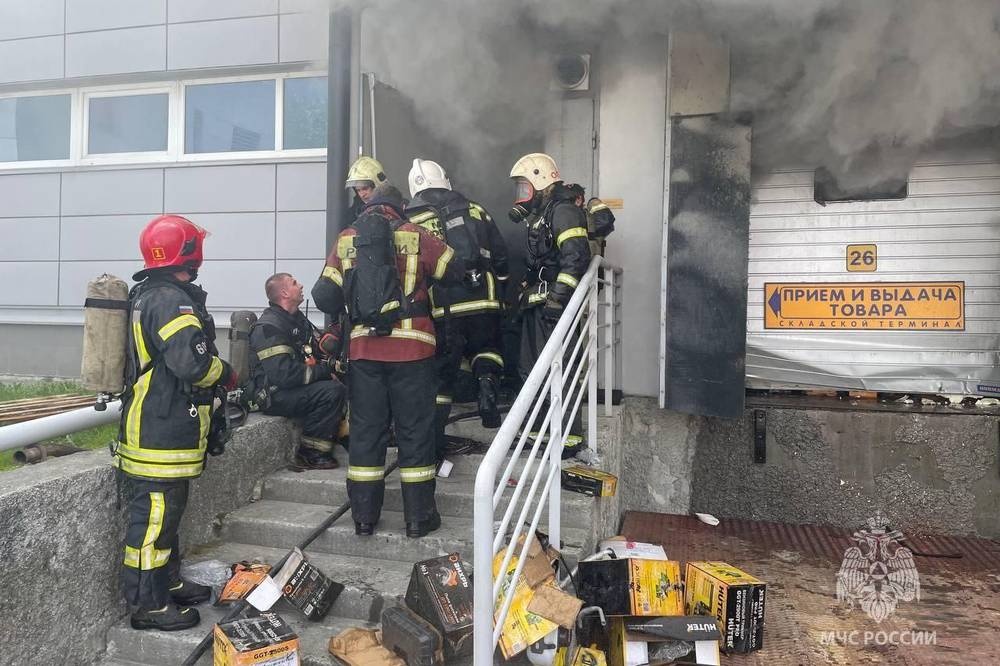 В Екатеринбурге потушили горевший на улице Высоцкого мебельный центр