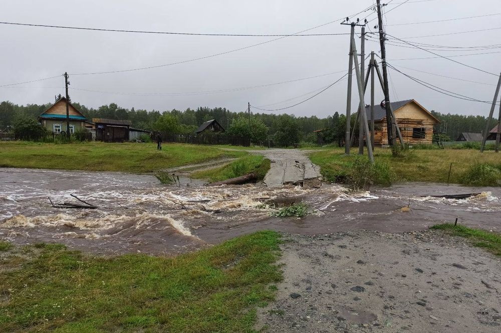 Вышедшая из берегов река смыла мост в челябинском поселке