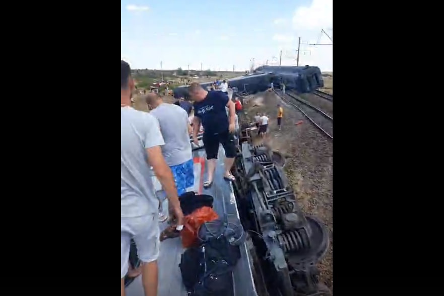 Около 40 человек пострадали при крушении поезда Казань – Адлер  