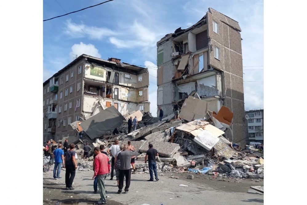 В Нижнем Тагиле два подъезда пятиэтажки обрушились после взрыва