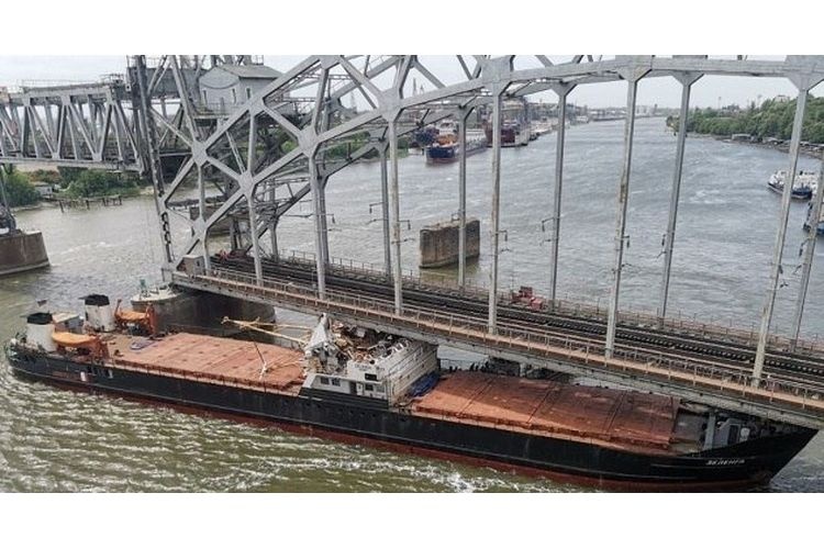 В Ростове-на-Дону неуправляемый сухогруз врезался в железнодорожный мост