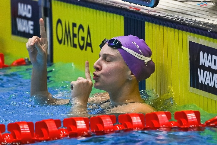 Российская пловчиха дважды превзошла результаты чемпионок Олимпиады в Париже 