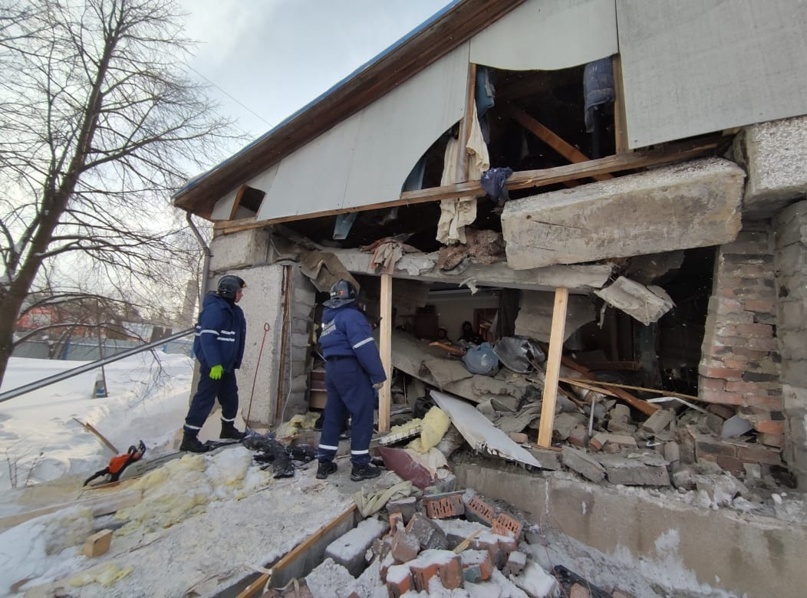 На Урале взорвавшийся бак с водой разрушил стену частного дома – хозяин погиб