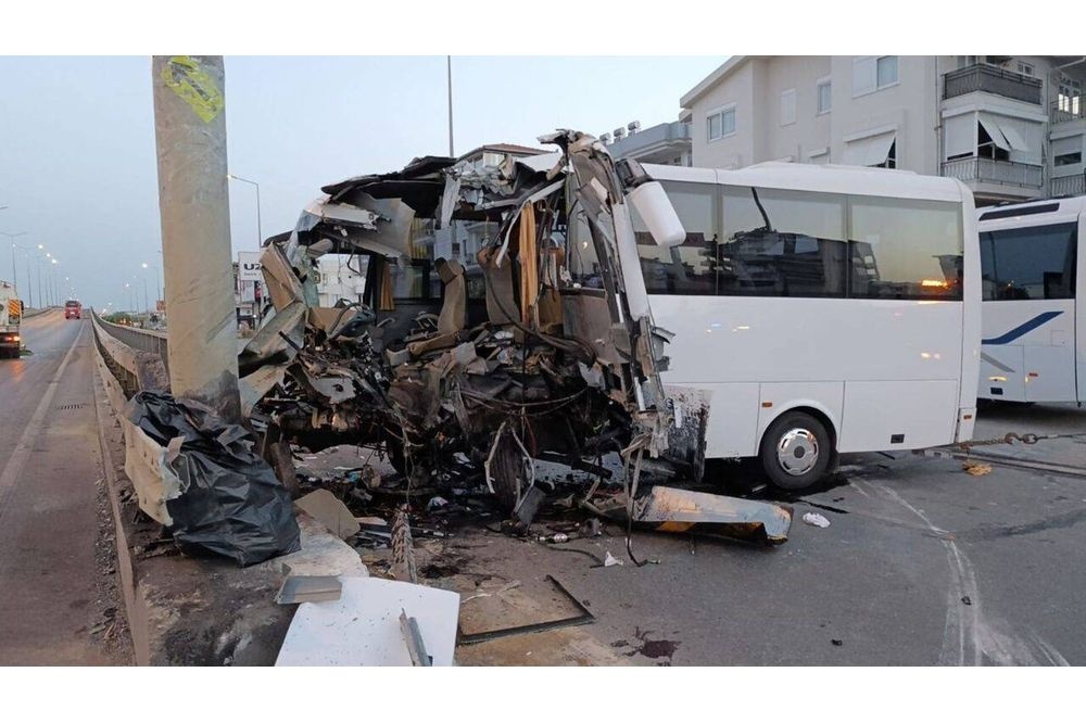 В турецкой Анталье автобус с российскими туристами попал в ДТП – 20 пострадавших